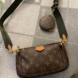 Louis Vuitton pouchette